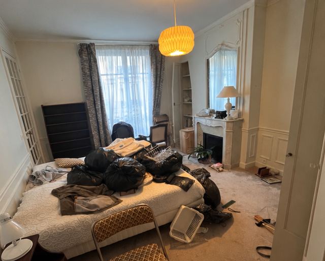 Chambre d'un appartement parisien encombrée de sacs, avant débarras